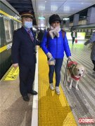 北京车队西京12组列车长赵琦和乘务员张娜被旅客盛赞“你是我的眼”
